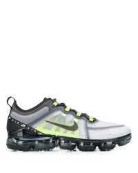 graue Sportschuhe von Nike