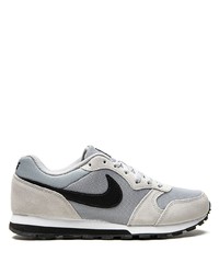 graue Sportschuhe von Nike