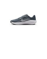 graue Sportschuhe von Nike
