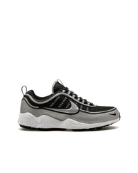 graue Sportschuhe von Nike