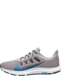 graue Sportschuhe von Nike