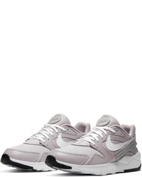 graue Sportschuhe von Nike Sportswear