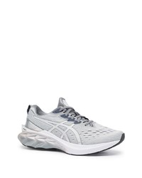 graue Sportschuhe von Asics