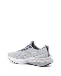 graue Sportschuhe von Asics