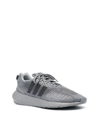 graue Sportschuhe von adidas