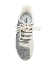 graue Sportschuhe von adidas