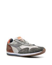 graue Sportschuhe von Diadora