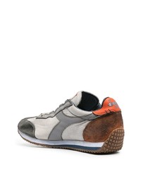 graue Sportschuhe von Diadora