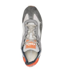 graue Sportschuhe von Diadora