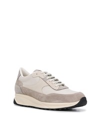 graue Sportschuhe von Common Projects