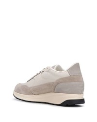 graue Sportschuhe von Common Projects