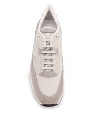 graue Sportschuhe von Common Projects