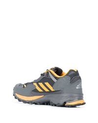 graue Sportschuhe von adidas