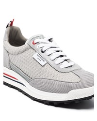 graue Sportschuhe von Thom Browne