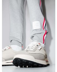 graue Sportschuhe von Thom Browne