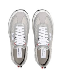 graue Sportschuhe von Thom Browne