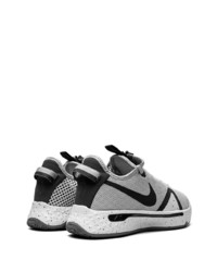 graue Sportschuhe von Nike