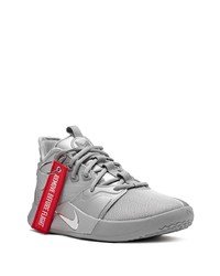 graue Sportschuhe von Nike