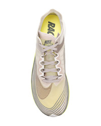 graue Sportschuhe von Nike