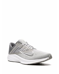 graue Sportschuhe von Nike