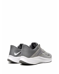 graue Sportschuhe von Nike