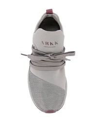 graue Sportschuhe von Arkk