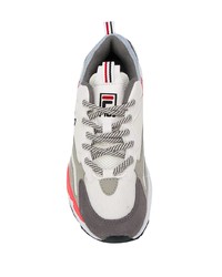 graue Sportschuhe von Fila