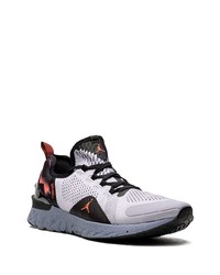 graue Sportschuhe von Jordan