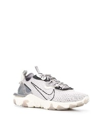 graue Sportschuhe von Nike