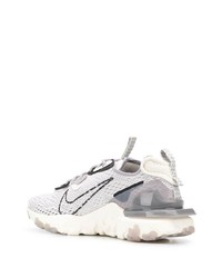 graue Sportschuhe von Nike