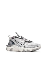 graue Sportschuhe von Nike