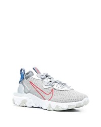 graue Sportschuhe von Nike