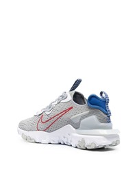 graue Sportschuhe von Nike