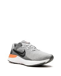 graue Sportschuhe von Nike