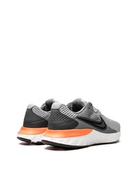 graue Sportschuhe von Nike