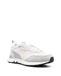 graue Sportschuhe von Puma