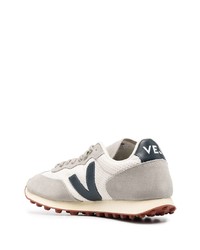 graue Sportschuhe von Veja