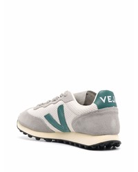 graue Sportschuhe von Veja