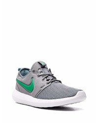 graue Sportschuhe von Nike