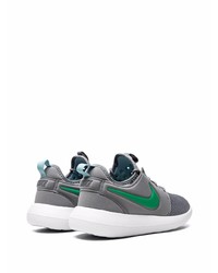 graue Sportschuhe von Nike