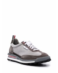 graue Sportschuhe von Thom Browne