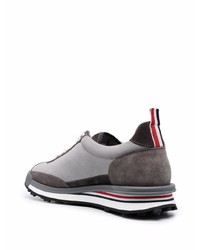 graue Sportschuhe von Thom Browne