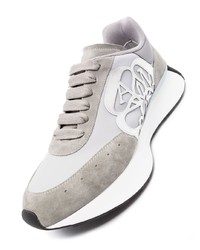 graue Sportschuhe von Alexander McQueen