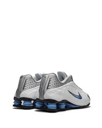 graue Sportschuhe von Nike