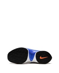 graue Sportschuhe von Nike