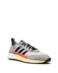 graue Sportschuhe von adidas