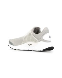 graue Sportschuhe von Nike