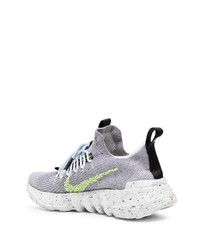 graue Sportschuhe von Nike