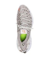 graue Sportschuhe von Nike