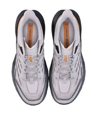 graue Sportschuhe von Hoka One One